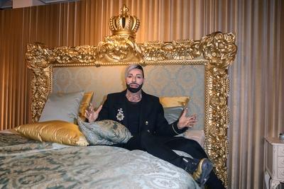 praesentiert bei Moebel Inhofer seine neue Boxspringbetten-Kollektion Pompoeoes . Harald Gloeoeckler (in seinem Model P-stock-foto