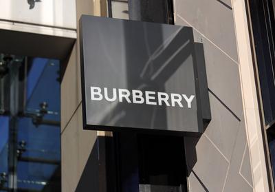 09.01.2024,, Deutschland, NRW, Designer, Luxus-Mode, Burberry Logo mit Lichtreflexionen ?ber einem Store, Schatten NRW D-stock-foto