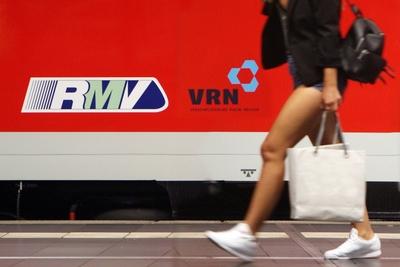 Frau in Hotpants geht an einem Regionalexpress der DB Deutsche Bahn Regio sowie dem RMV Rhein Main V-stock-foto