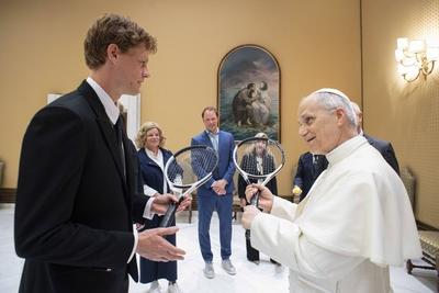 ITALY - POPE LEO XIV RECEIVES IN PRIVATE AUDIENCE HEARING JANNIK SINNER  IN  VATICAN - 2025/5/14-stock-foto
