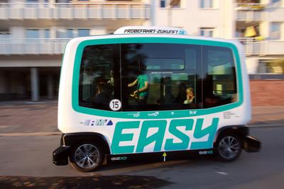 Unter dem Projekt EASY (Electric Autonomous Shuttle for You) der VGF Verkehrsgesellschaft Frankfurt, des RMV Rhein Main-stock-foto