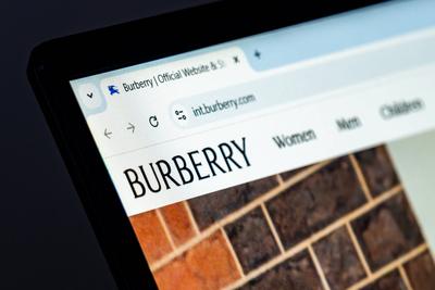 New York, USA - 17. Dezember 2024: Die Startseite der Burberry-Website wird auf dem Computerbildschirm mit dem Logo angezeigt. Online-Plattform f?r Luxusmode, Kleidung und Accessoires-stock-foto