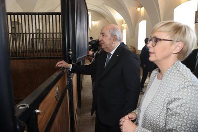 Algerian President, Abdelmadjid Tebboune, and Slovenian President, Nata?a Berce Musar, visit a horse breeding facility-stock-foto