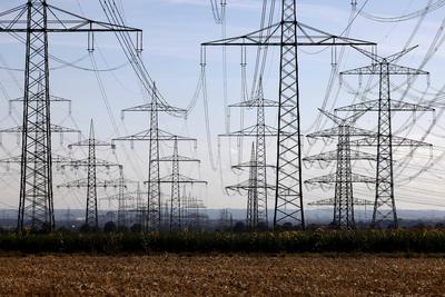 Strommasten und Windr?der rund um das Kohlekraftwerk Niederau?em des Stromkonzerns RWE. Die Preise an den Stromb?rsen si-stock-foto