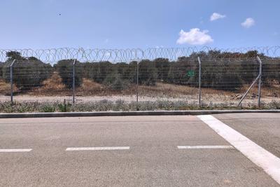 Be?eri, Israel, 14.05.2025: Zaun mit Stacheldraht um den Kibbuz. Am 7. Oktober 2023 fielen Angreifer der Hamas aus dem n-stock-foto
