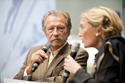 Bildnummer: 56201375  Datum: 13.10.2011  Copyright: imago/Sven SimonAlfred Neven DuMONT l. (Verleger) im Gespr?ch mit Franziska AUGSTEIN (Journalistin),  Frankfurter Buchmesse 2011 in Frankfurt am Main / Deutschland x1x Kultur People Literatur Frankfurt Frankfurter Buchmesse Messe xng 2011 quer o0 Du MONT o0 Du Mont 56201375 Date 13 10 2011 Copyright Imago Sven Simon Alfred Neven Dumont l Publishers in Conversation with Franziska Augstein Journalist Frankfurt Book Fair 2011 in Frankfurt at Main Germany x1x Culture Celebrities Literature Frankfurt Frankfurt Book Fair trade Fair xng 2011 horizontal o0 you Mont o0 you Mont-stock-foto