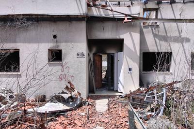 Be?eri, Israel, 14.05.2025: Teilweise zerst?rte und verlassene H?user in einem Kibbuz nahe Gazastreifen. Am Haus ist das-stock-foto