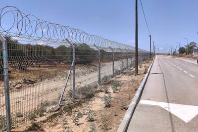 Be?eri, Israel, 14.05.2025: Zaun mit Stacheldraht um den Kibbuz. Am 7. Oktober 2023 fielen Angreifer der Hamas aus dem n-stock-foto