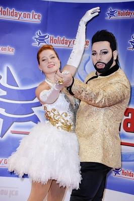 Harald Gl??ckler mit Eiskunstl?uferin beim Pressetermin Holiday on Ice Platinum im Sofitel Berlin-stock-foto