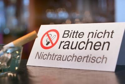 Aschenbecher und Nichtraucherschild c www BilderBox com Erwin Wodicka Siedlerzeile 3 A 4062 The-stock-photo