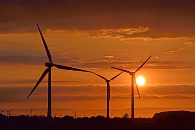 Winderrader bei Sonnenuntergang, Deutschland, Niedersachsen windwheels at sunset, Germany, Lower Saxony BLWS544322 Copy-stock-foto