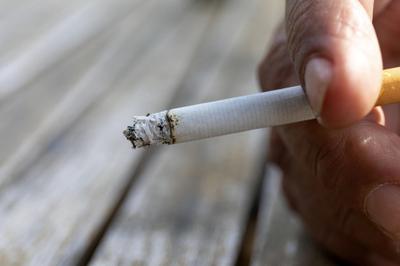 Ein Raucher genie?t eine Zigarette im Freien. (Symbolfoto, Themenfoto) Kampen, 27.07.2023 *** A smoker enjoys a cigarett-stock-foto
