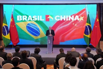 BEIJING, CHINA - MAY 14: Brazilian President Luiz Inacio Lula da Silva attends a press conference on May 14, 2025 in Bei-stock-foto