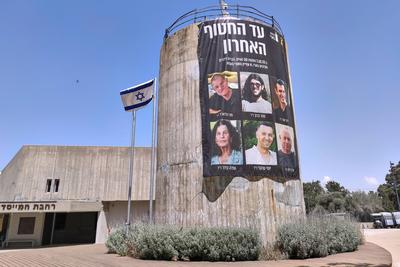 Be?eri, Israel, 14.05.2025: An einem Hauptplatz des Kibbuz nahe dem Gazastreifen h?ngen gro?e Fotos mit Bildern von Opfe-stock-photo