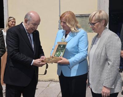 Algerian President, Abdelmadjid Tebboune, and Slovenian President, Nata?a Berce Musar, visit a horse breeding facility-stock-foto
