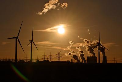 Strommasten und Windr?der rund um das Kohlekraftwerk Neurath des Stromkonzerns RWE. Wegen der Energiekrise ?berlegt die-stock-foto