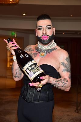 Harald Glööckler feiert seinen 58. Geburtstag Mit GeburtagsChampangerFlasche Star Designer Harald Glööckler feiert seine-stock-foto