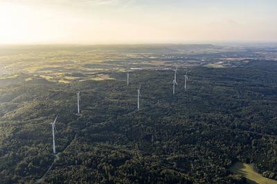 Windkraft im Hohenloher Land B?ume Windr?der Windkraft Windstrom Windkraftanlagen im Wald Hohenlohe Luftbild 20210922tr-stock-foto
