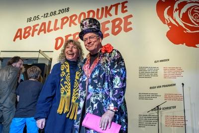Regisseurin Elfi Mikesch und Regisseur Rosa von Praunheim bei der Ausstellungsero?ffnung Abfallprodu-stock-foto