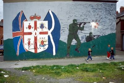 Belfast -  Protestantische Kinder vor einer Graffitiwand-stock-foto