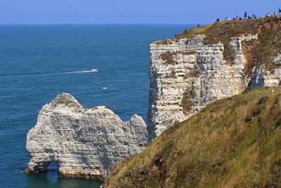 Etretat, Normandie , France Menschen auf den Klippen, das Meer Copyright: xZoonar.com/IgnacyPilchx 20860363-stock-foto