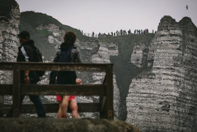Climate change and overtourism threaten France s coastlines Tourists walk on the edge of a cliff in Etretat, Normandy, i-stock-foto