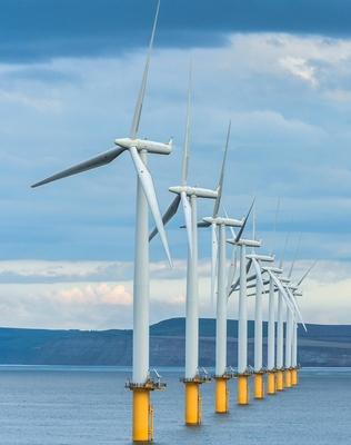 Windr?der stehen in langer Reihe in der Nordsee bei Teesport (Grossbritannien). *** Wind turbines stand in long line in-stock-foto