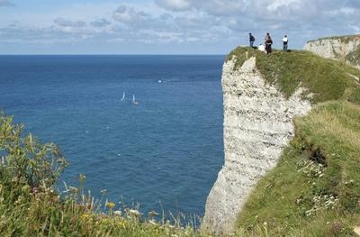 Kreidefelsen der Alabasterkueste Frankreich Normandie Seine Maritime Etretat chalk cliffs of ala-stock-foto