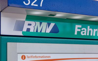 Redaktionell: Darmstadt am 7. Mai 2021, Logo des Rhein-Main-Verkehrsverbund RMV an einem Fahrscheinautomat. Redaktionell-stock-foto
