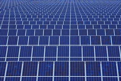 Solarkraftwerk, endlose Solarpaneele, Symbolbild *** Solar power plant endless solar panels symbolic image-stock-foto