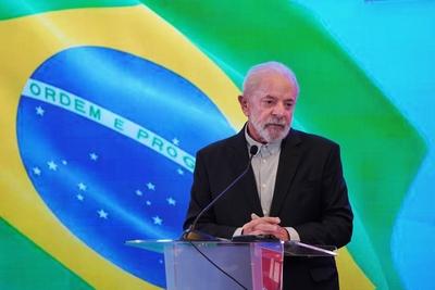 BEIJING, CHINA - MAY 14: Brazilian President Luiz Inacio Lula da Silva attends a press conference on May 14, 2025 in Bei-stock-foto