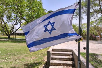 Be?eri, Israel, 14.05.2025: Israelische Fahne in dem Kibbuz, in dem durch den Anschlag der Hamas am 7. Oktober 2023 ?ber-stock-photo