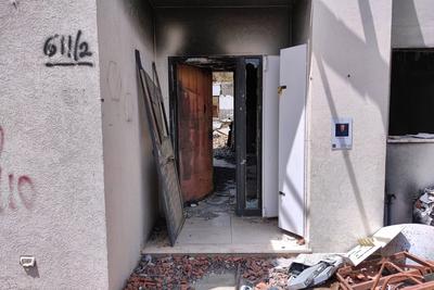 Be?eri, Israel, 14.05.2025: Teilweise zerst?rte und verlassene H?user in einem Kibbuz nahe Gazastreifen. Am Haus ist das-stock-foto