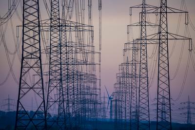 H?chstspannungsleitungen, 380 KV, Stromtrasse, Windrad, der Strom kommt aus dem Rheinischen Braunkohlerevier, beim Kraf-stock-foto