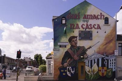 Wandbild erinnert an die Befreiung Irlands Wandbild in Belfast erinnert an den irischen Aufstand von-stock-foto
