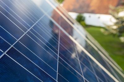 IMAGO Nature: Unsere Erde, Energiequellen, Photovoltaik Solarpanels im Detail Auf einem Dach verbaute Photovoltaikanlage-stock-photo