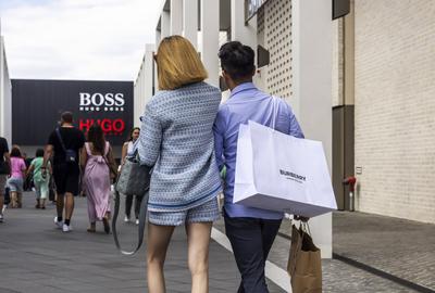 Unter dem Begriff Outletcity Metzingen haben sich mehr als 80 Premium- und Luxusmarken zusammengeschlossen. Der Schwerpu-stock-foto