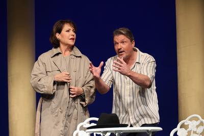 v.l. Janina Hartwig mit Hardy Krueger in Fisch sucht Fahrrad, Komoedie von Peter Quilter unter der Regie von Irene Chris-stock-foto
