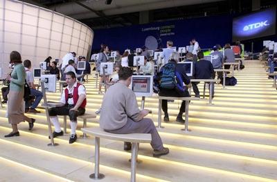 Bildnummer: 51206607  Datum: 01.06.2000  Copyright: imago/Lars ReimannBesucher des luxemburgischen Pavillons surfen im Internet w?hrend der Weltausstellung EXPO 2000 in Hannover, Personen , Geb?ude, innen, Innenansicht; 2000, Hannover, Ausstellung, Ausstellungen, Messe, Messen, Pavillon, EXPOpavillon, EXPOpavillons, Luxemburg, luxemburgisch, luxemburgischer, surft, surfend; , quer, Kbdig, Totale, Deutschland,  ,-stock-foto