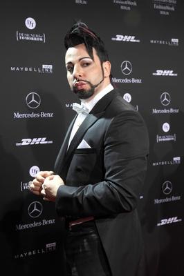 Bildnummer: 56933896  Datum: 19.01.2012  Copyright: imago/Future ImageFashion-Show von Guido Maria Kretschmer im Rahmen der Mercedes-Benz Fashion Week Berlin Herbst/Winter 2012 Harald Gl??ckler Kultur Entertainment People Mode Modewoche Portr?t x0x xub 2012 hoch Highlight premiumd Harald Gloeoeckler Modesch?pfer Modedesigner  56933896 Date 19 01 2012 Copyright Imago Future Image Fashion Show from Guido Mary Kretschmer in Frame the Mercedes Benz Fashion Week Berlin Autumn Winter 2012 Harald Gl??ckler Culture Entertainment Celebrities Fashion Fashion Week Portrait x0x  2012 vertical Highlight premiumd Harald Gl??ckler Fashion designer Fashion designer-stock-photo