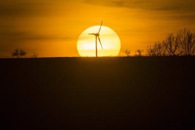 Ein Windrad zeichnet sich hinter der untergehenden Sonne ab. Schlegel, 25.02.2019. Schlegel Deutschland *** A wind turb-stock-foto