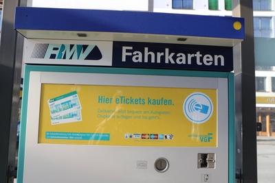 6 01 2017 Frankfurt am Main Haltestelle Symbolbild Hier gibt es am Fahrkartenautomaten das e Ticket-stock-foto