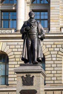Statue of August Fuerst von Hardenberg outside the Berlin State Parliament building in Berlin Statue of August Fuerst vo-stock-foto