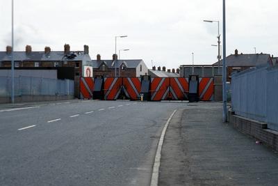 Abgesperrte Stra?e in Belfast - Grenze zwischen dem katholischen und dem protestantischen Wohnviertel-stock-foto