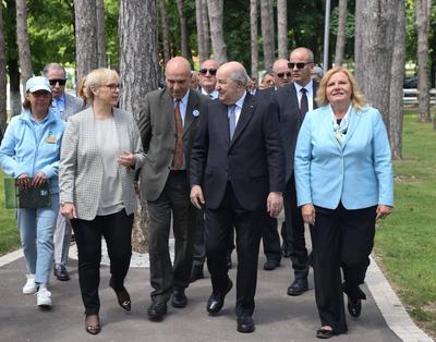 Algerian President, Abdelmadjid Tebboune, and Slovenian President, Nata?a Berce Musar, visit a horse breeding facility-stock-foto