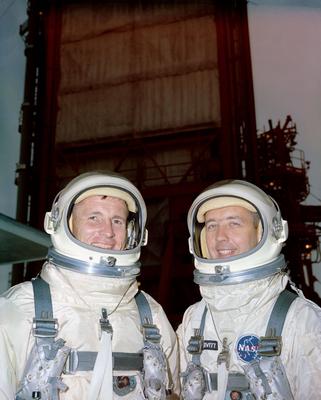 S65-19528 (1 June 1965) --- Astronauts Edward H. White II (left), Gemini-Titan 4 pilot; and James A. McDivitt, command p-stock-foto