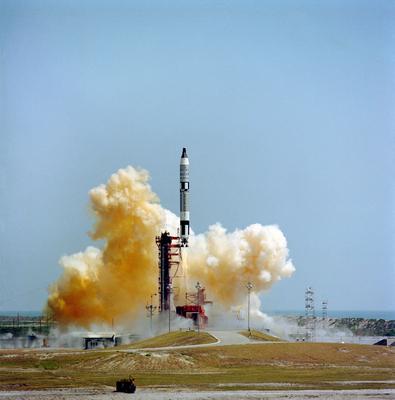 S65-29639 (3 June 1965) --- The Gemini-Titan 4 (GT-4) spaceflight launches from Cape Kennedy s Pad 19 at 10 16 a.m. (EST-stock-foto