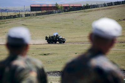 Ein LKW der Mongolischen Armee transpotiert mongolische Soldaten waehrend einer Uebung fuer den Einsatz in VN-Friedensmi-stock-photo