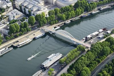 Site de la Tour Eiffel ou se derouleront les epreuves de Tir a l arc BeachVolley triathlon cycl-stock-foto