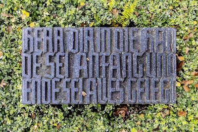 DEU, Deutschland, Baden-W?rttemberg, Stuttgart, 23.10.2019: Pragfriedhof Stuttgart im Herbst. Grab des Pfarrers und Lyri-stock-foto